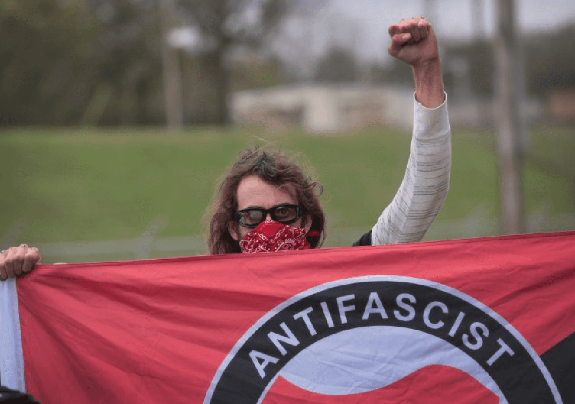 סגן שריף מדינת וושינגטון נורה למוות – חברי תנועת 'אנטיפה' חגגו ברשת