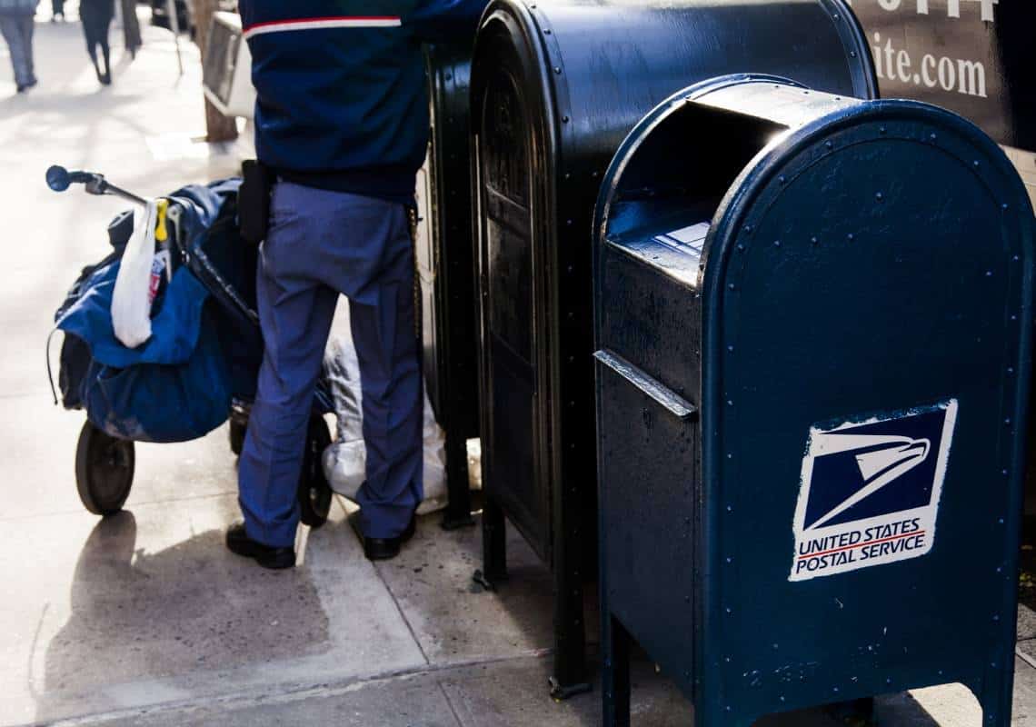 ניו יורק: דוורים גנבו כרטיסי אשראי ובזבזו מאות אלפי דולרים בחנויות יוקרה