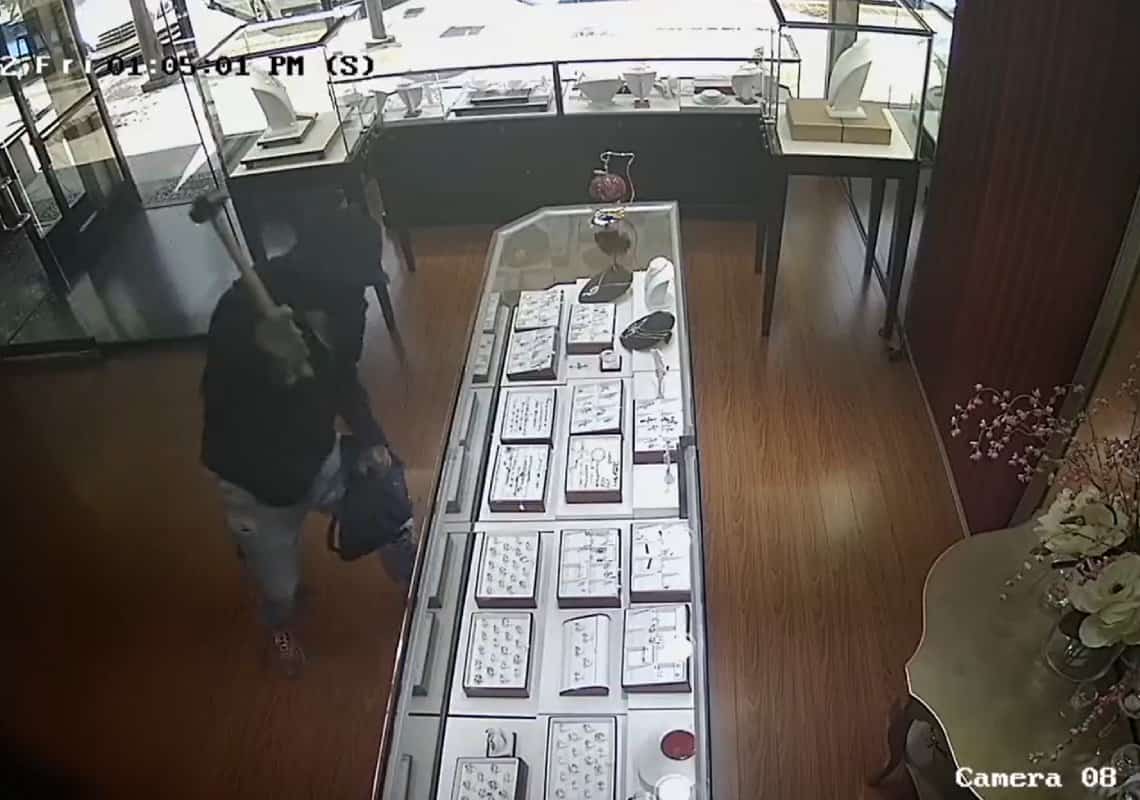 פתאום שלף פטיש: חנות תכשיטים בדרום קליפורניה נשדדה