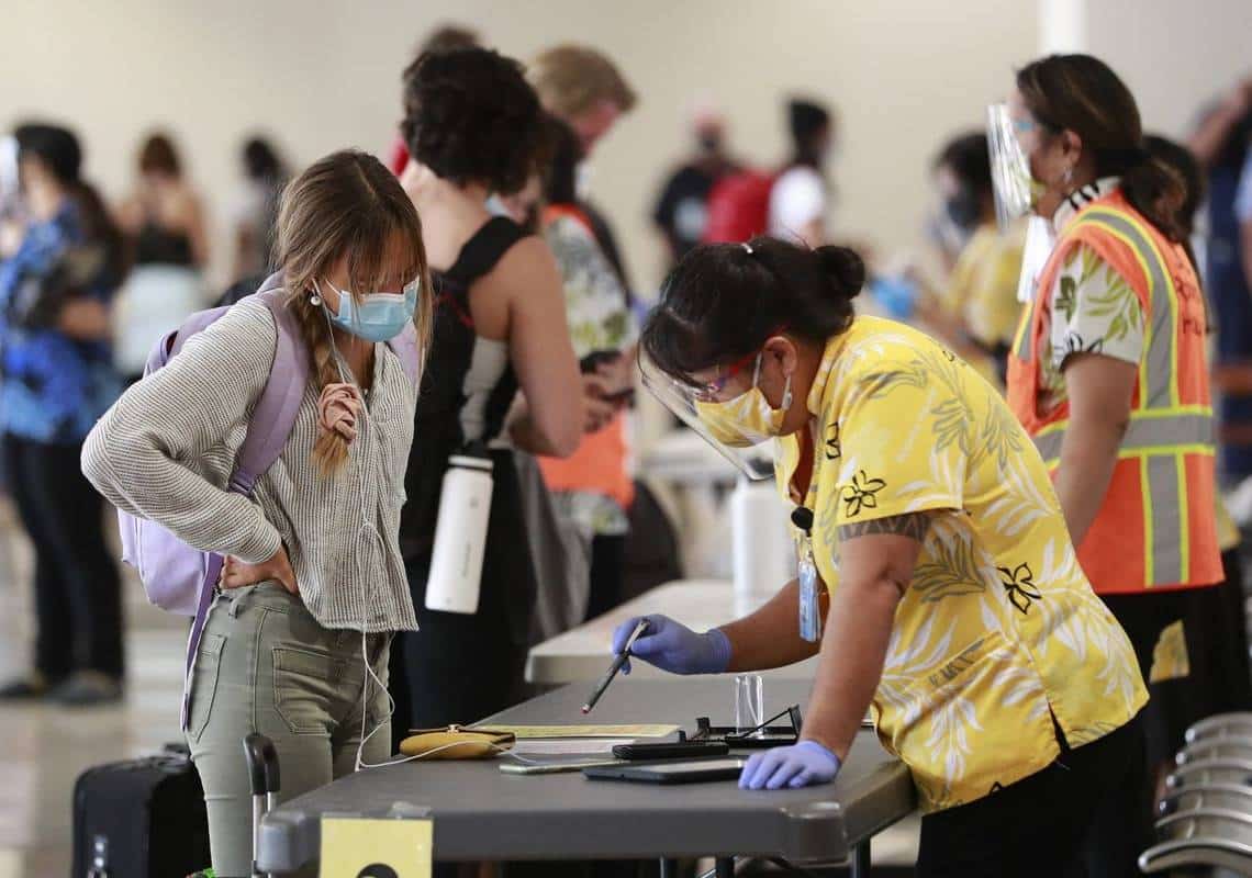 ניסיון כושל לעקוף את מגבלות הקורונה בהוואי: "נתן לך 3,000 דולר, רק תוותרי לנו על הבידוד"