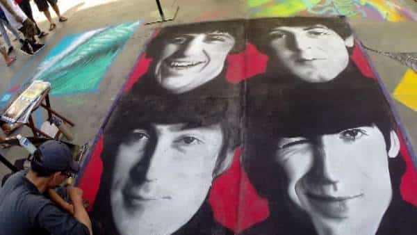 פסטיבל הגיר הגדול ביותר בעולם: מאות אמנים יצרו אמנות ברחובות היפים והמטופחים של פסדינה 