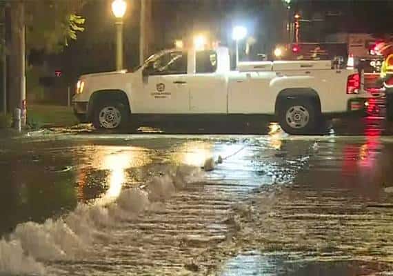 לוס אנג'לס: צינור מים התפוצץ, רחובות שרמן אוקס הוצפו