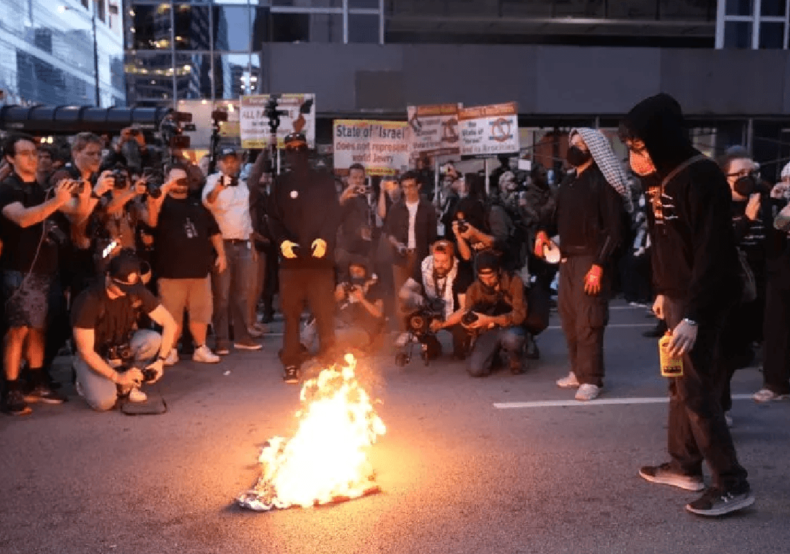 גבר התעמת עם פרו-פלסטינים ששרפו את הדגל האמריקאי: "אתם האויב" | צפו 