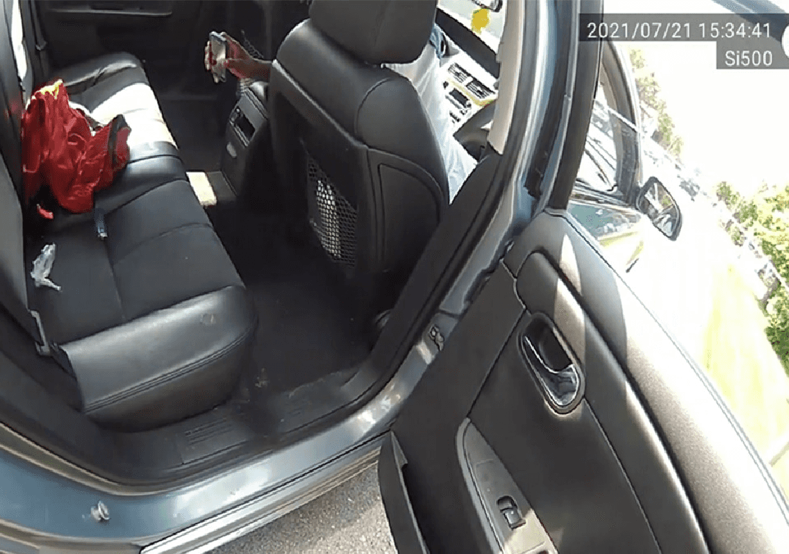 ניסיון הפללה של שחורים? סרטון ויראלי מראה שוטר זורק שקית לרכב שנעצר בגין מהירות