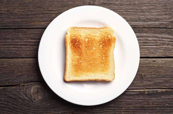 מפתיע: טוסט שרוף יכול להיות רעיל יותר מאשר עשן מכוניות