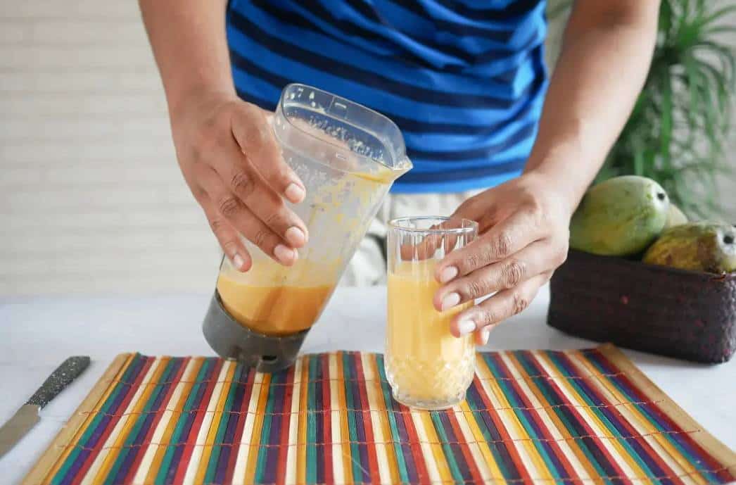 אב סימם באמצעות 'שייקים' ילדות בנות 12 שבאו למסיבת פיג'מה של בתו ואז התגנב מעליהן