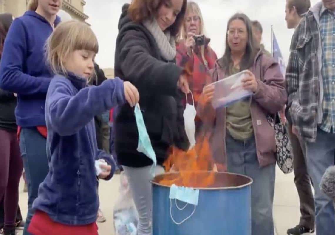 "לשרוף את המסכה": המסכות עלו באש לצד תמונתו של ג'ו ביידן: מחאה יוצאת דופן בלב ארה"ב