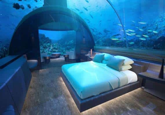מלדיביים: סוויטה תת מימית מאפשרת לאורחים לראות את הדגים חולפים על פניהם כל הלילה