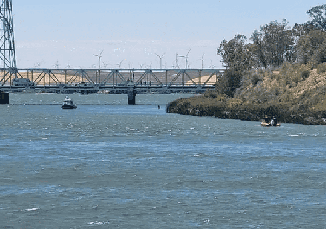 קליפורניה: חשש לחיי שלושה גברים שקפצו למים כדי להציל ילד שטבע