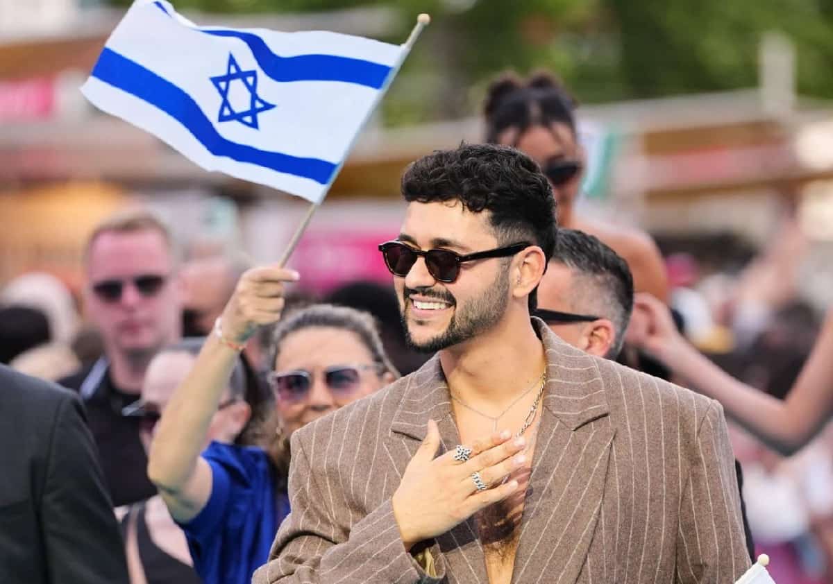 נועם בתן מתכונן לחצי הגמר בווינה בזמן שישראל מטפסת בטבלאות ההימורים, מעוררת ויכוחים ברשתות ומתמודדת עם חרמות ומחאות סביב התחרות