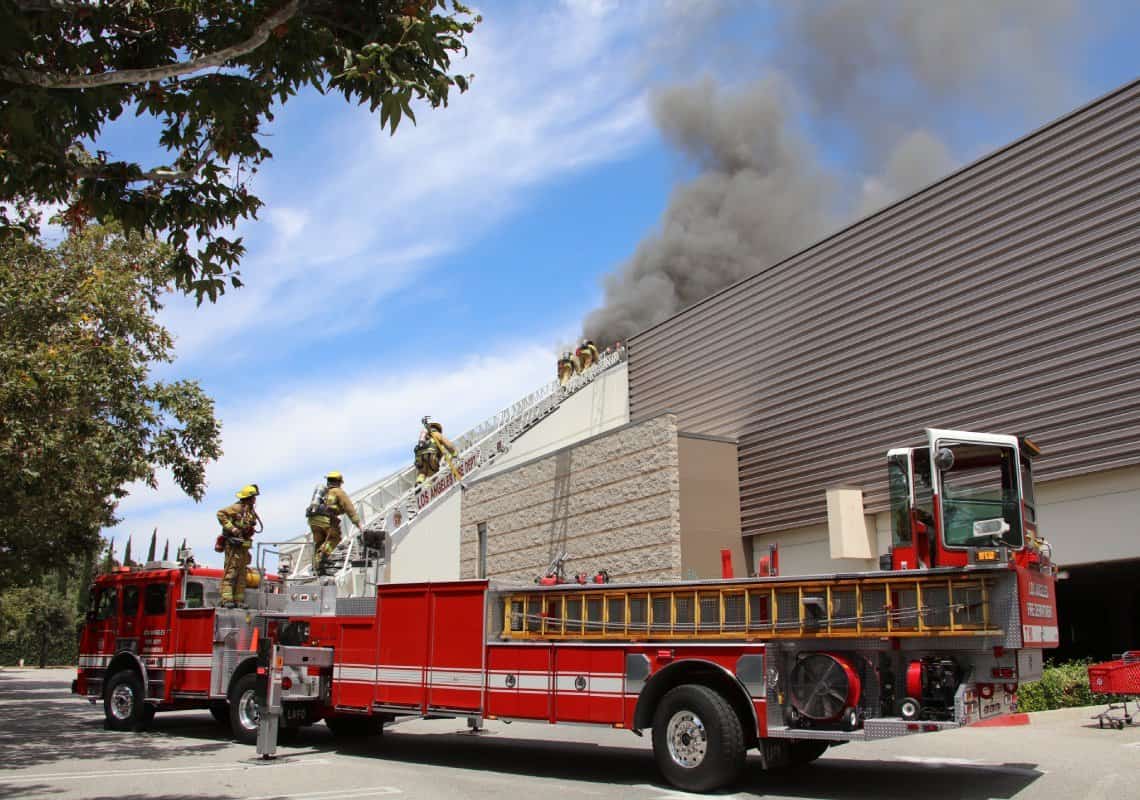 שריפה פרצה בסניף 'טרגט' בלב ואלי לוס אנג'לס