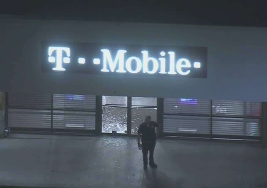 מכת הגניבות בוואלי לוס אנג'לס: 3 סניפי 'טי-מובייל' נשדדו בתוך כשעה