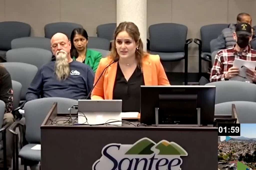 קליפורניה: ‏נערה בת 17 ננזפה על כך שבכתה כשטראנסג'נדר התהלך עירום בחדר הלבשה של נשים בימק"א 