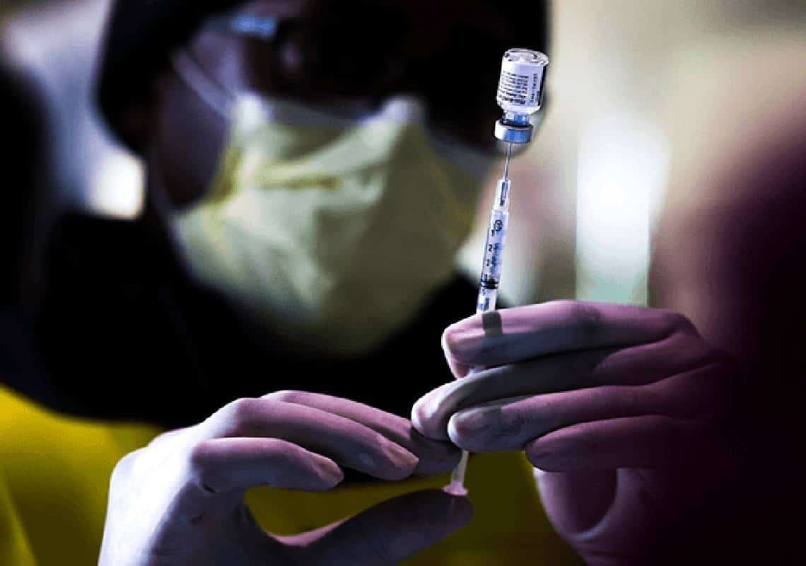 "פייזר מתמקדת בחיסון קשישים בעזרת מידע על מחוסנים ישראלים": ענקית התרופות מבקשת מה-FDA לאשר את המנה רביעית