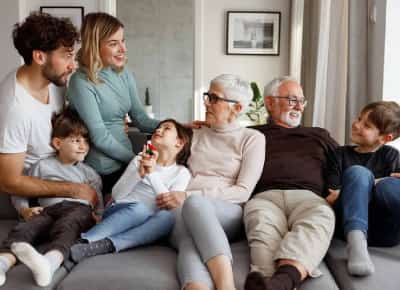 המשפחות נותרות יחד: דיור רב-דורי מגיע לשיא היסטורי של 17% כאשר האמריקנים נלחמים ביוקר המחיה