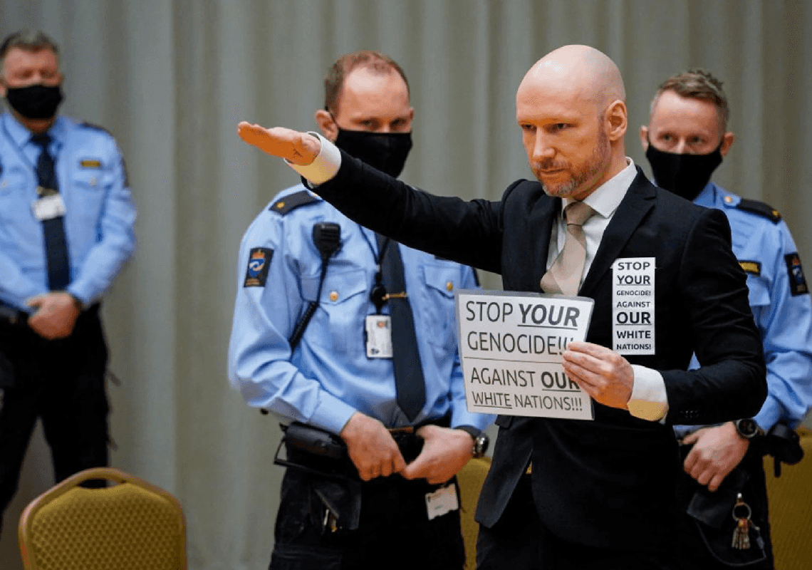 המחבל הנורבגי שרצח 77 איש נכנס לדיון על שחרור מוקדם – והצדיע במועל יד