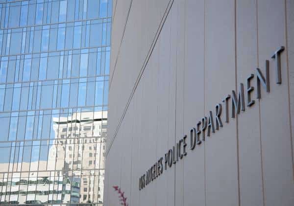 לוס אנג'לס: 2 תחנות משטרה פונו בגלל חפצים חשודים