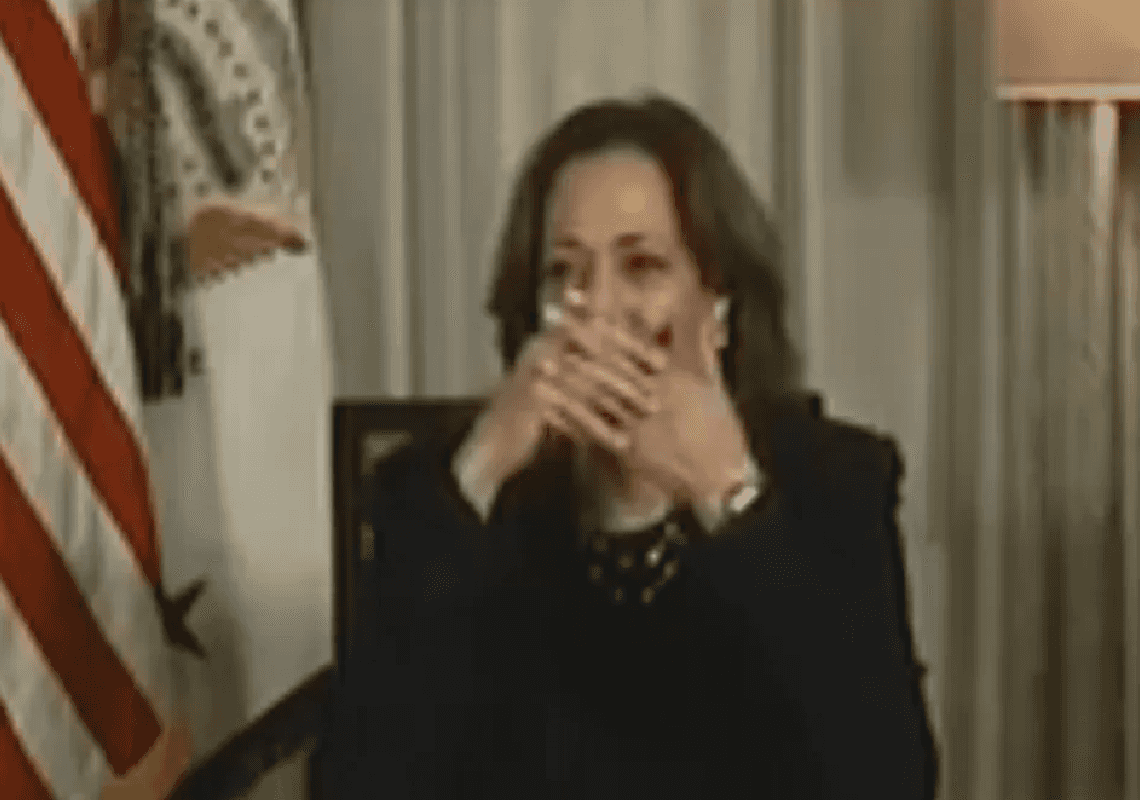 מכסה את הפה - ולוחשת: קמלה האריס נתפסה על חם 