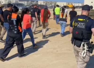 פשיטת הגירה היסטורית: כמעט חמש מאות עובדים נעצרו במפעל יונדאי - רובם דרום קוריאנים