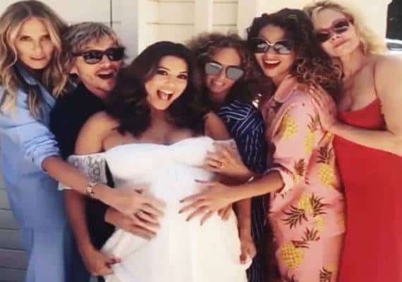  בי מיי בייבי: אווה לונגוריה חגגה "בייבי שאוור" בסגנון מסיבת פיג'מות עם חברותיה המפורסמות  