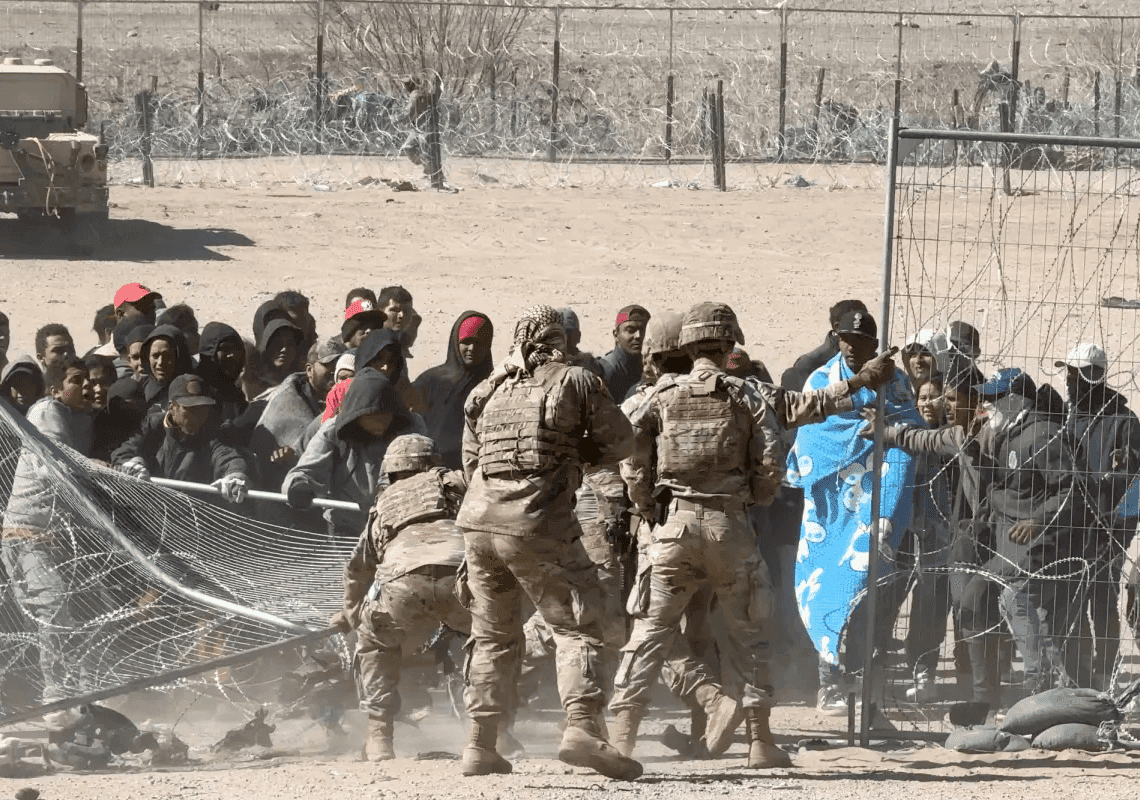 עשרות מהגרים שפרצו באלימות את הגבול בטקסס – שוחררו לחופשי אל תוך ארה"ב