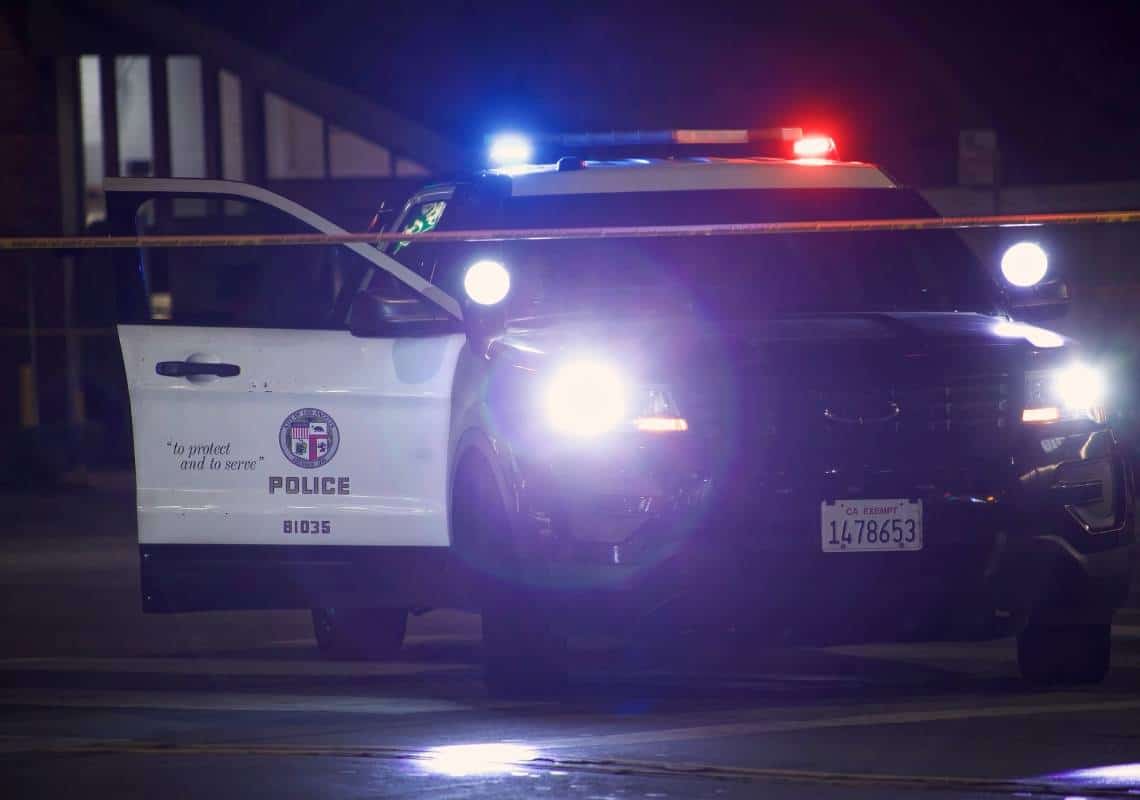 אימה בלב שכונת מגורים: שלושה תושבי ואלי לוס אנג'לס נשדדו באיומי אקדח