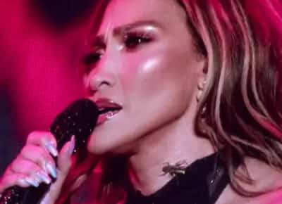 רגע מדגדג על הבמה: חרק ענק זחל על צווארה של ג'ניפר לופז באמצע הופעה