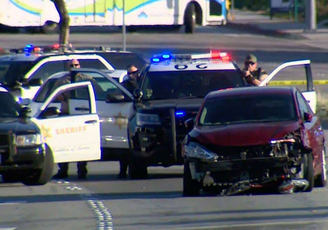 מרדף אלים ברחובות דרום קליפורניה: נהגת התבצרה במכוניתה עם בתה - כעת היא מואשמת בהתעללות