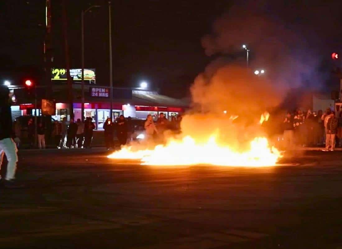 עוד לילה של כאוס: מירוצי רחוב פיראטיים משתלטים על עמק סן פרננדו