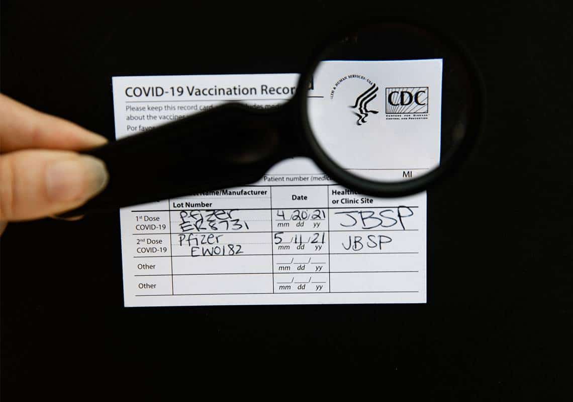 ניו יורק: שתי נשים נעצרו בחשד שמכרו מאות תעודות התחסנות מזויפות