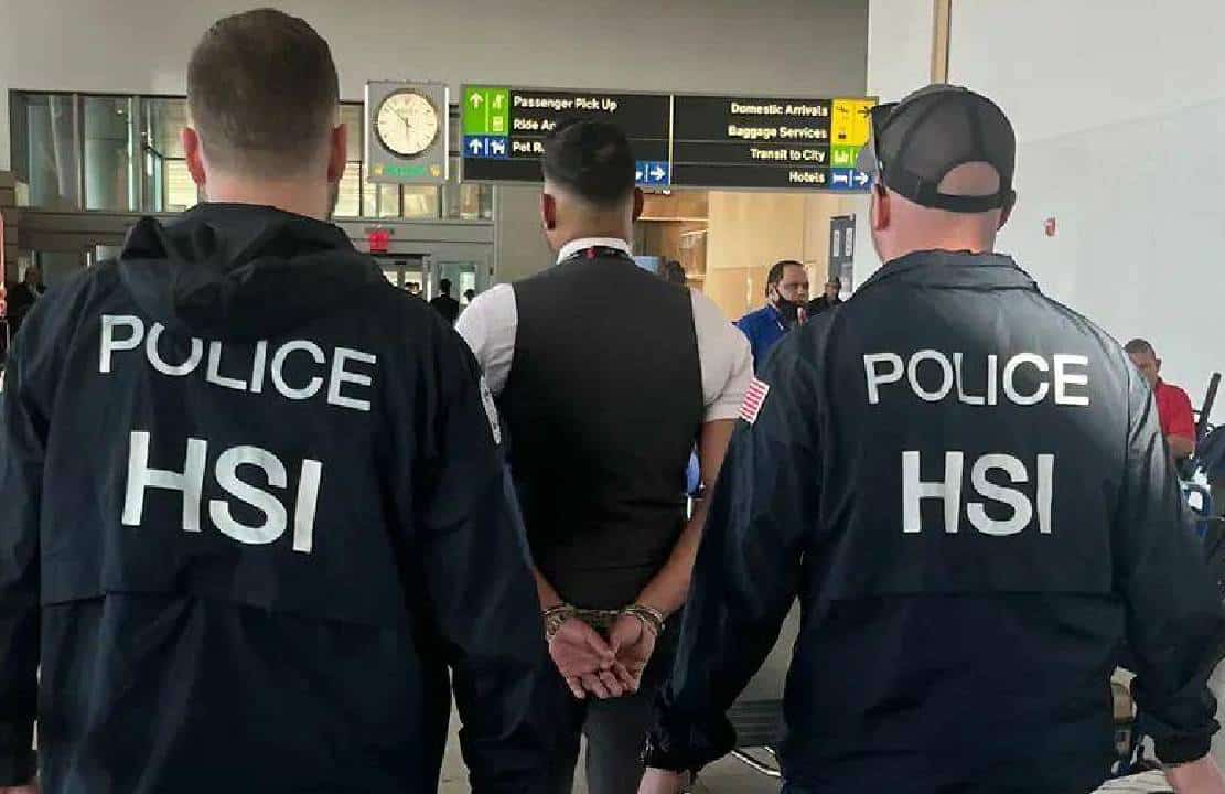 ניו יורק: ארבעת דיילים נעצרו ב-JFK - חשודים בהפעלת רשת הברחת כספי סמים