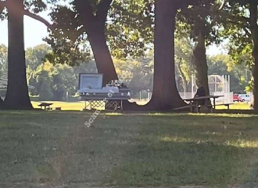 גופת האמא הוצגה בארון פתוח בפארק ציבורי