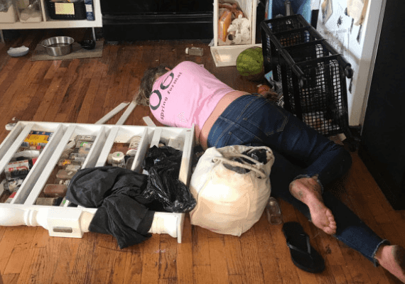 "שכבה שיכורה על הספה, חצי מעולפת": עוזרת הבית הזאת עושה את המוות לתושבי ניו יורק