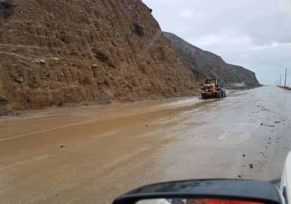 החורף מכה בעוצמה בדרום קליפורניה: ה-PCH סגור לשני הכיוונים ממאליבו עד מחוז ונטורה
