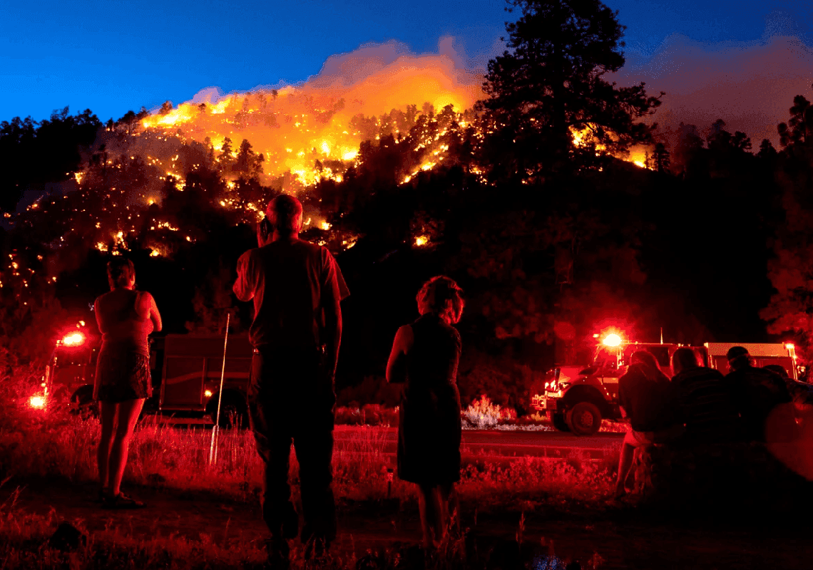 דרום קליפורניה: שריפת ענק משתוללת - מאות צוותי כיבוי נלחמים בלהבות