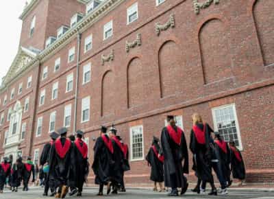 שערי הרווארד נסגרים: איסור מוחלט על רישום סטודנטים זרים