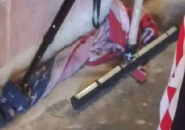 ניו יורק: עובדי רשות הפארקים נתפסו כשהם מנגבים את רצפת השירותים של 'קוני איילנד' עם הדגל הלאומי