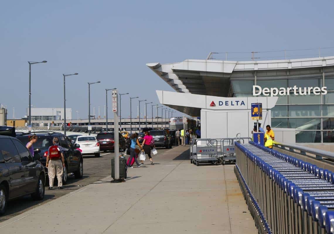 ניו יורק: 3 נשים נעצרו בחשד שתקפו מאבטח בדלתא איירליינס
