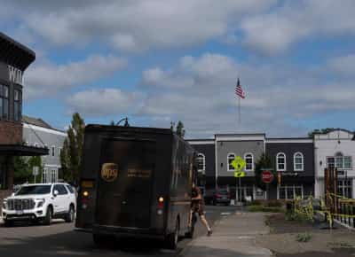 סוף חלום הקניות באינטרנט: אמריקה מטילה מס על כל חבילה מחו"ל