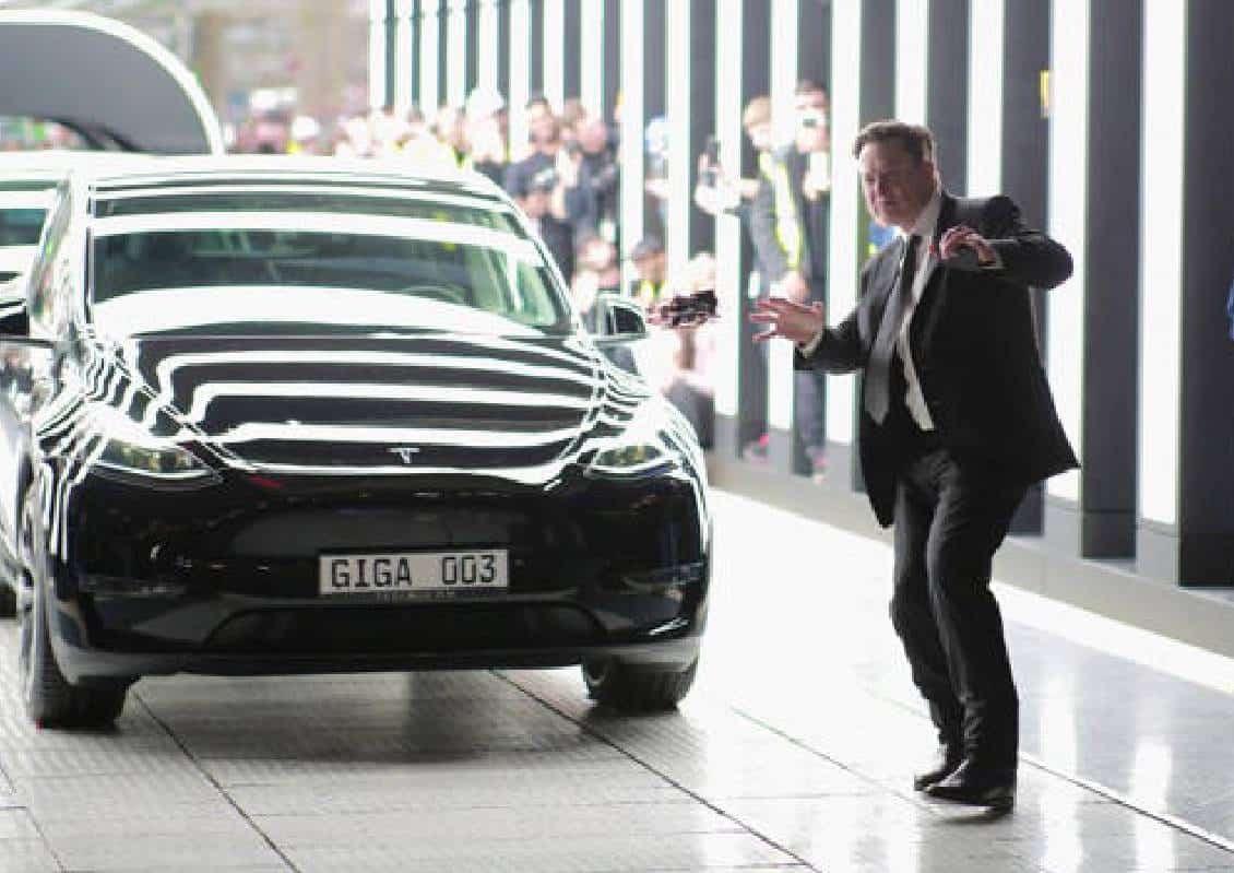צרות לאילון מאסק: ה-DMV בקליפורניה מאשים את טסלה בפרסום כוזב לגבי יכולות הנהג האוטונומי והנהיגה העצמית המלאה