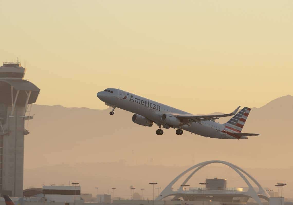נוסע ניסה לפרוץ לתא הטייס, טיסה מלוס אנג'לס נאלצה לבצע נחיתת חירום
