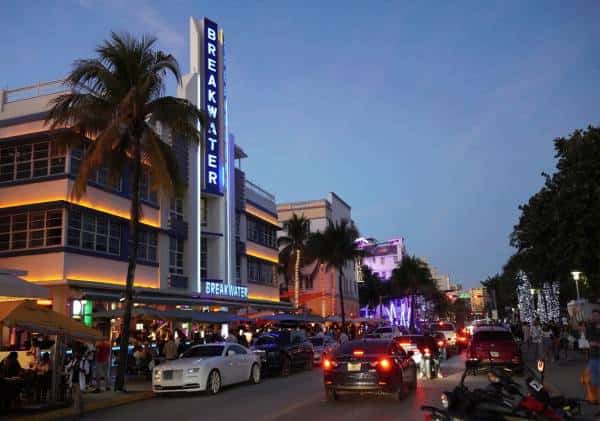 "אני נשבע שלא יהיה סגר בפלורידה, נפתח מחדש את הברים ומועדוני הלילה"