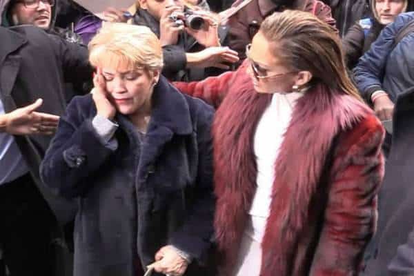 אאוצ': בזמן שג'יי לו העניקה חתימות למעריצים, אמא שלה נפגעה בראש ממרפק של אחד מהם