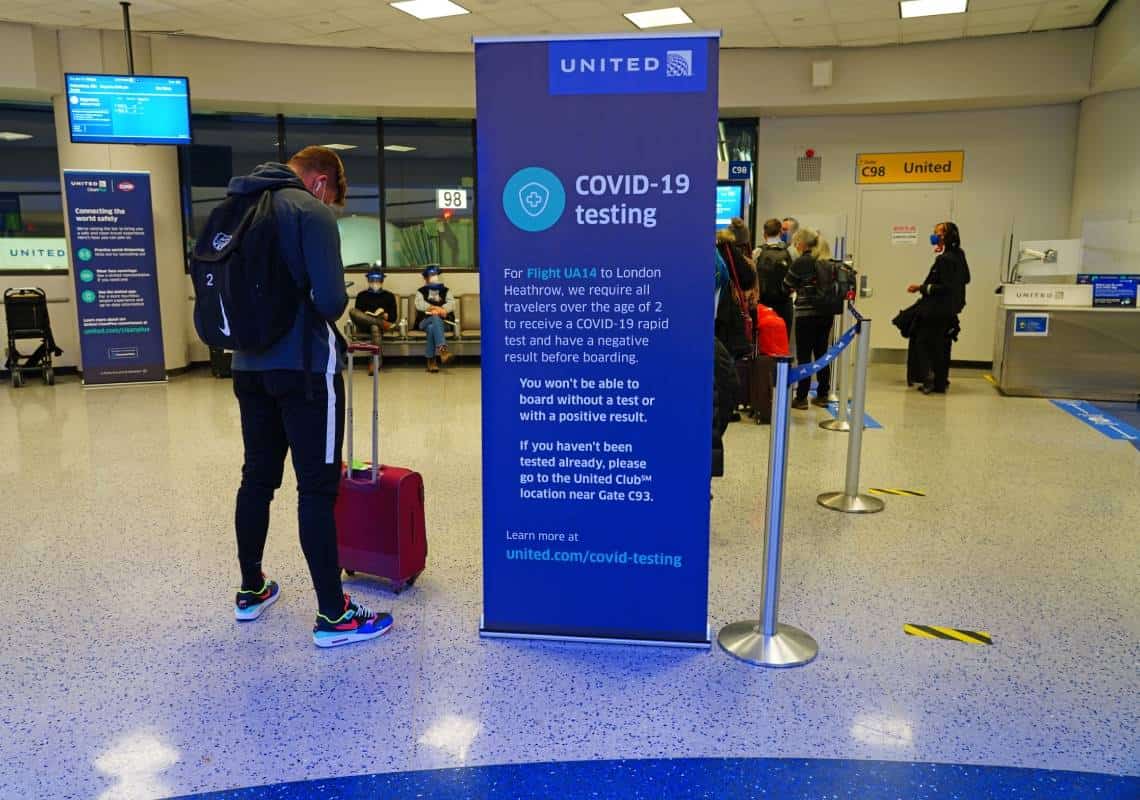 יונייטד מצטרפת לג'ט בלו ומבטלת מאות טיסות