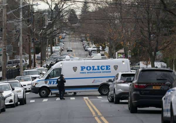 תקרית קטלנית בניו יורק: 3 שוטרים נפצעו במהלך פשיטה על ביתו של מבוקש שנמלט