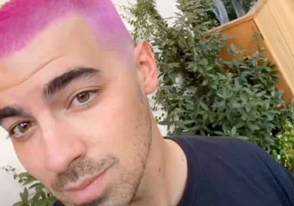 עם שיער ורוד ג'ו ג'ונאס מעלה פוסט למטרה טובה