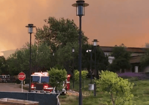 דרום קליפורניה - שריפת שיחים כפתה פינוי של שכונות לגונה ביץ'