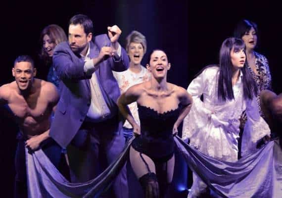  לאס וגאס: המחזמר, 50 גוונים של אפור, לא נוטף סקס כמו הספר וסדרת הסרטים, אך הוא משכיב את הקהל מצחוק