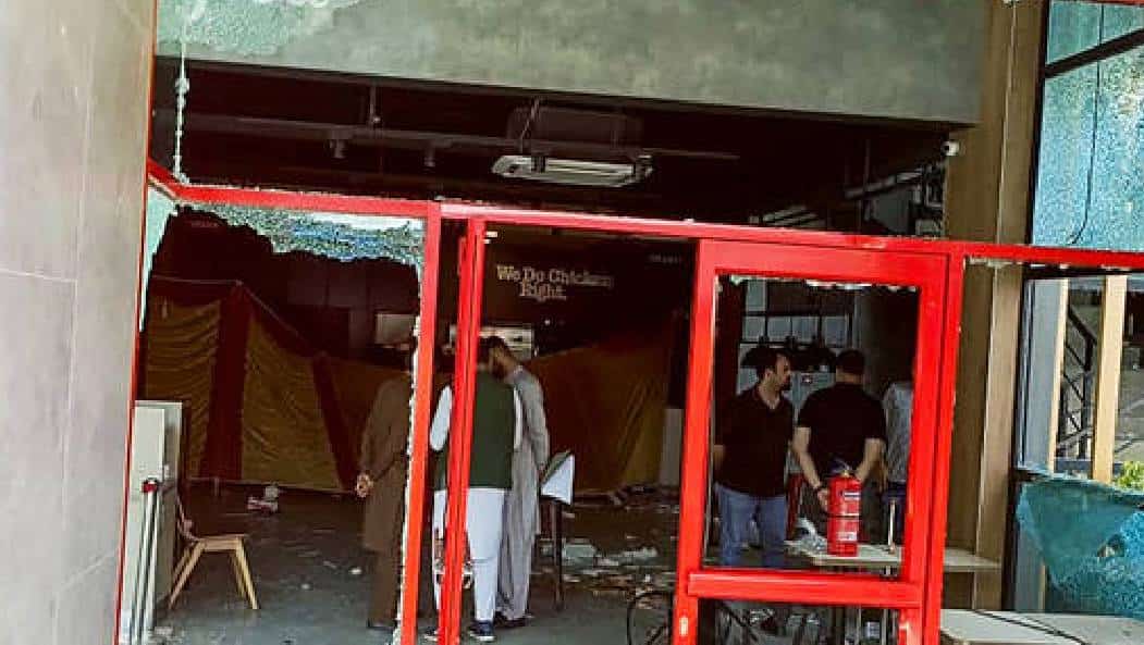 מפגינים אנטי-ישראלים הציתו סניף KFC