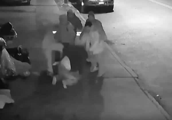 תיעוד: כנופיית גנבים תקפה בברוטאליות חסרי בית בשביל חמישה דולר בבורו פארק